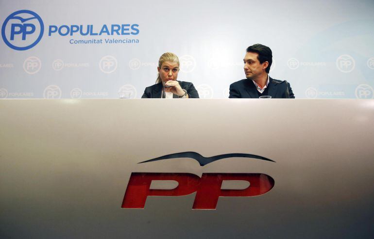 La coordinadora general del PP de la Comunitat Valenciana, Eva Ortiz, y el presidente del Partido Popular de la provincia de Valencia, Vicente Betoret, durante la rueda de prensa sobre la investigación policial desarrollada durante la jornada de hoy, tras