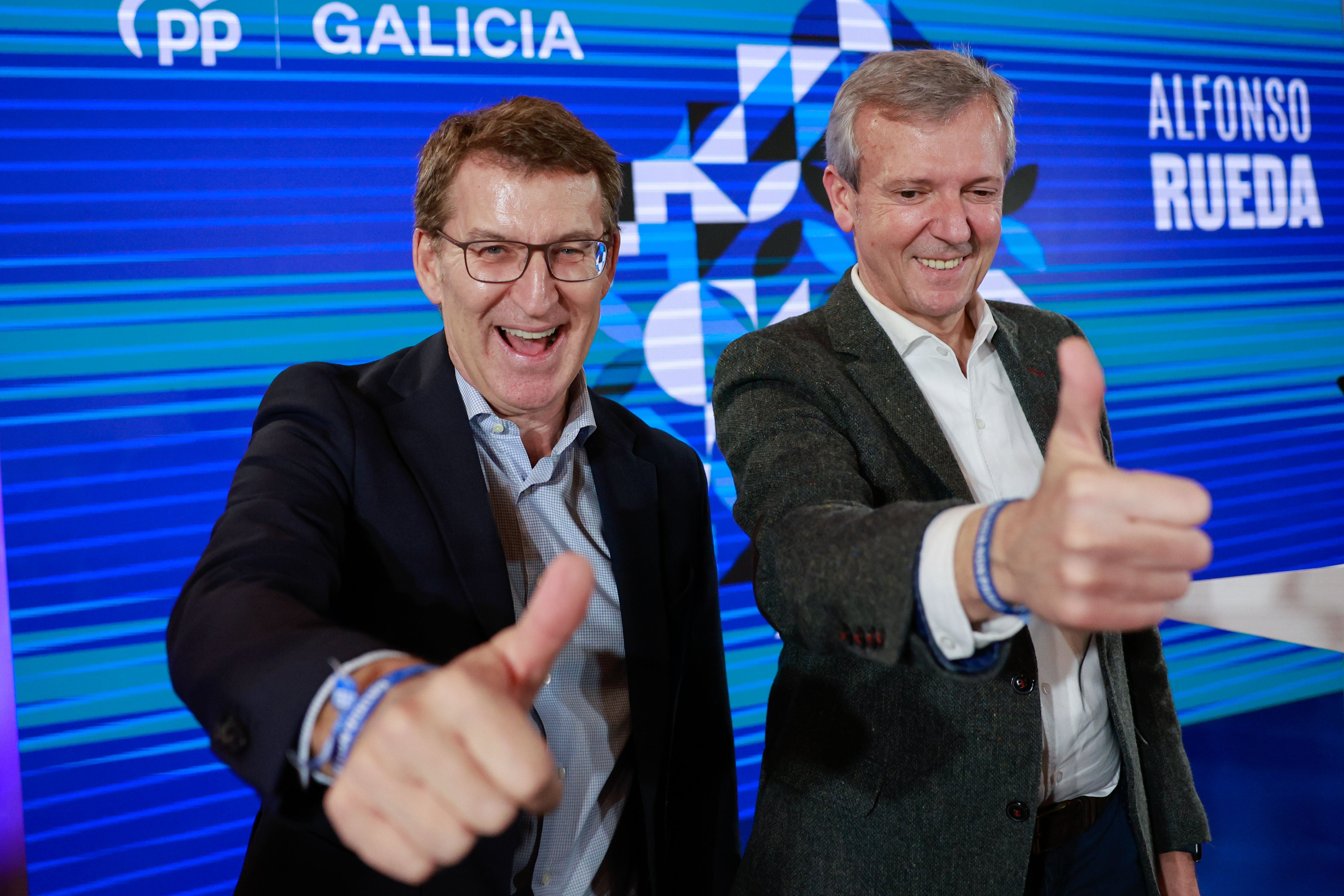 El líder del PP, Alberto Núñez Feijóo (izda), posa junto al presidente electo gallego, Alfonso Rueda, durante la reunión de la Junta Directiva del PP gallego