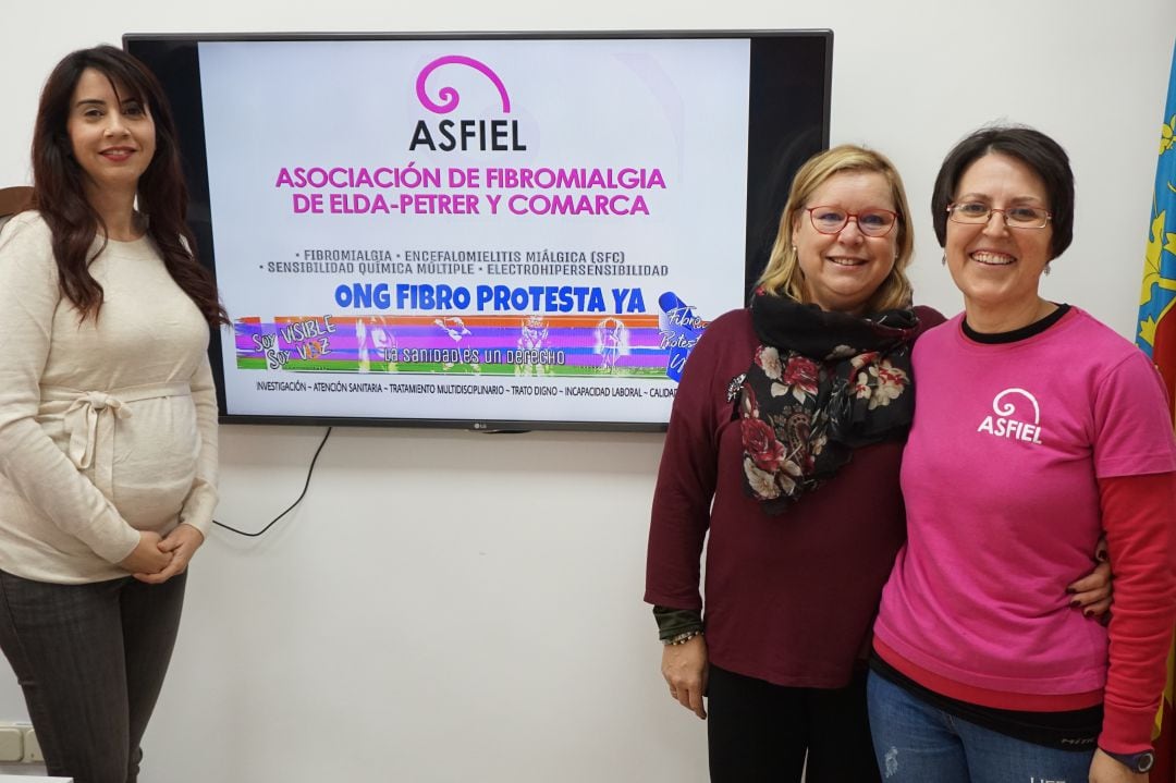 Alba García junto a la integrantes de Asfiel, Cristina Jarque y Conchi Parada 