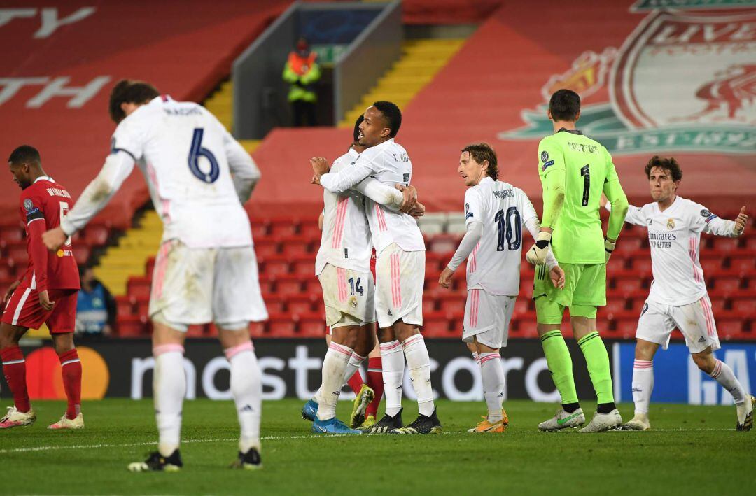 Los jugadores del Real Madrid celebran el pase a semifinales en Anfield.