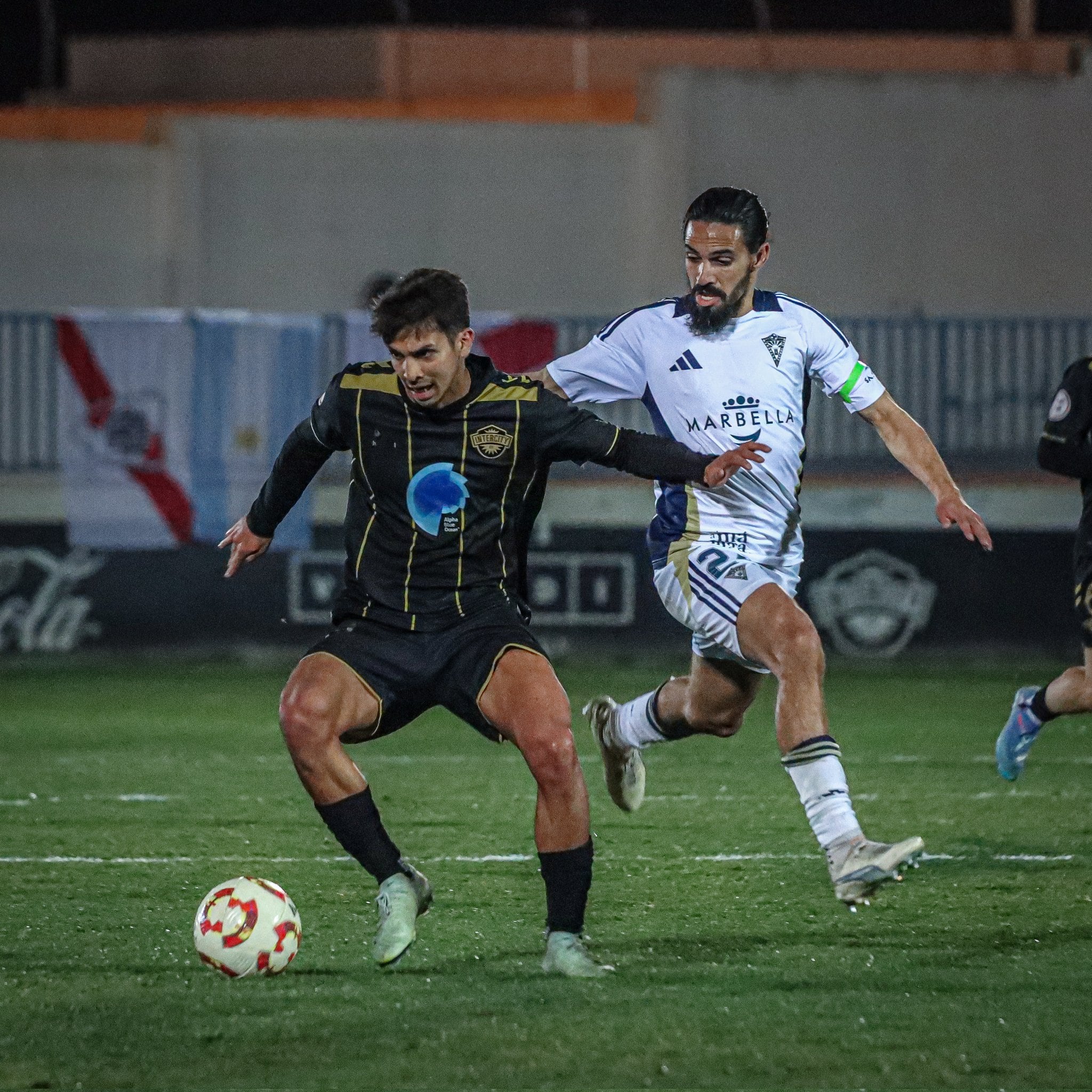 Burlamaqui controla un balón ante la presión de Edwards. Foto: CF Intercity