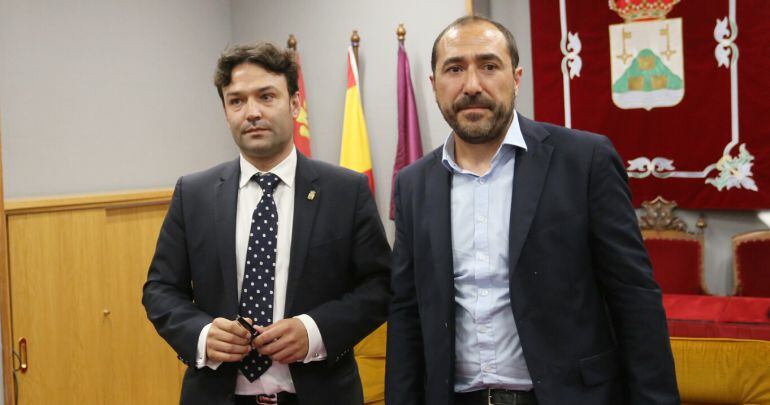 El alcalde de Tordesillas (i) junto al portavoz del PP en el municipio (d)