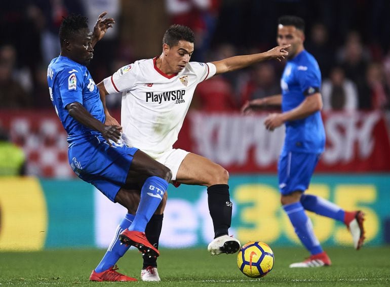 Disputa por el balón entre jugadores del Sevilla y Getafe.