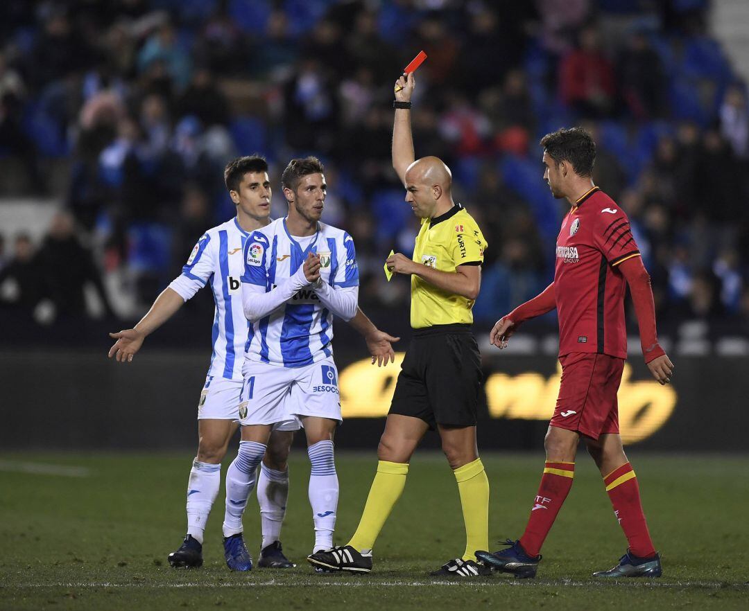 Rubén Pérez vió la roja en el minuto 93 del &#039;derbi del sur&#039;