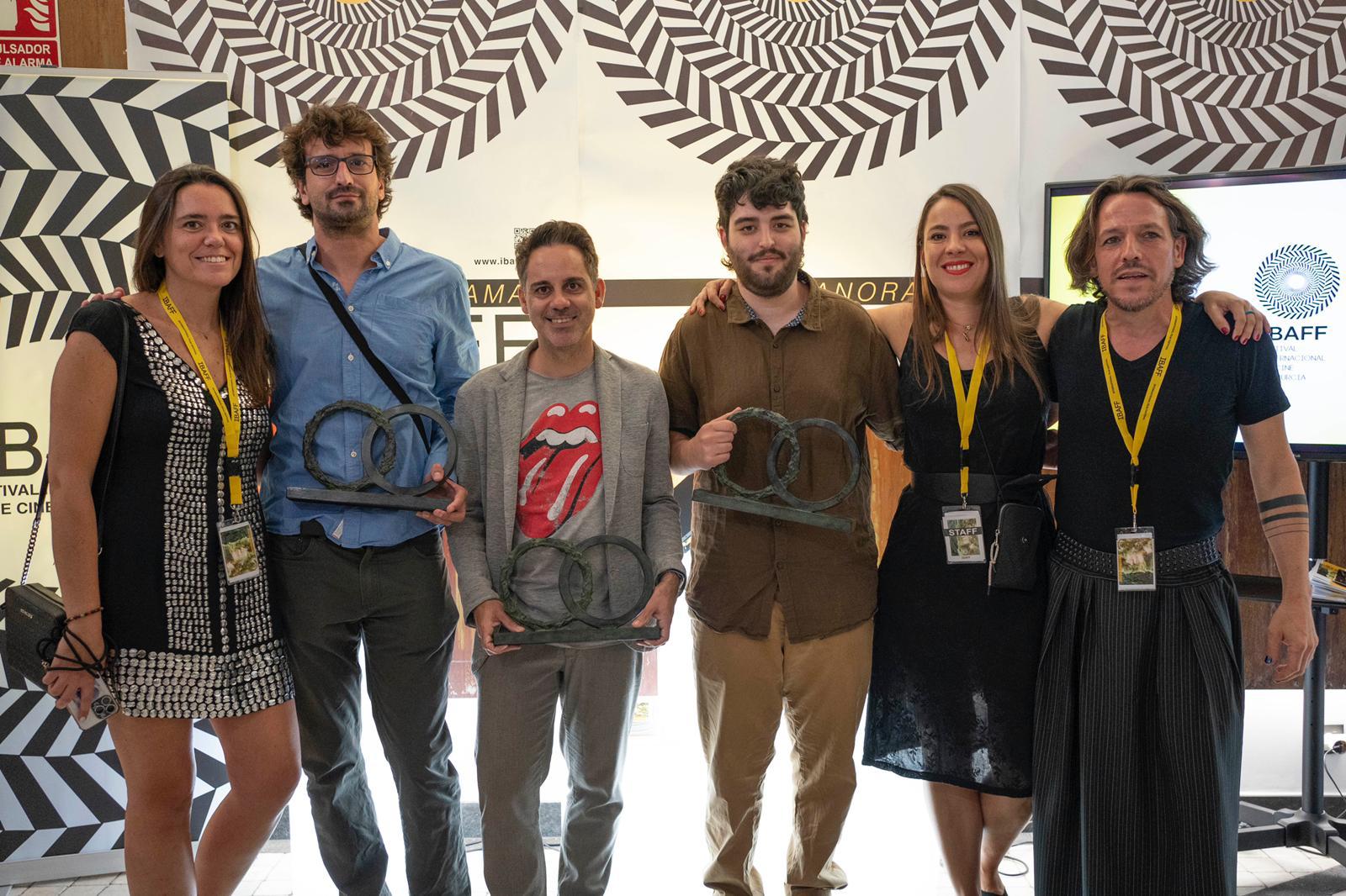 Los premiados Gonzalo y Paolo más los codirectores del festival Ana López-Varela y Jesús de la Peña, Ángel Cruz, director de la Filmoteca Regional con su Premio Arrebato, y Lourdes Pérez Izquierdo, coordinadora de programación del IBAFF