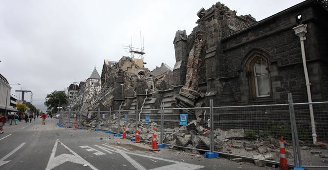 Vista de un edificio destruido tras un terremoto en Christchurch, Nueva Zelanda, que ha sido golpeado por un terremoto de magnitud 6.3 grados en la escala de Richter, el segundo mayor desde que uno de 7.1 golpeara a la isla el pasado septiembre