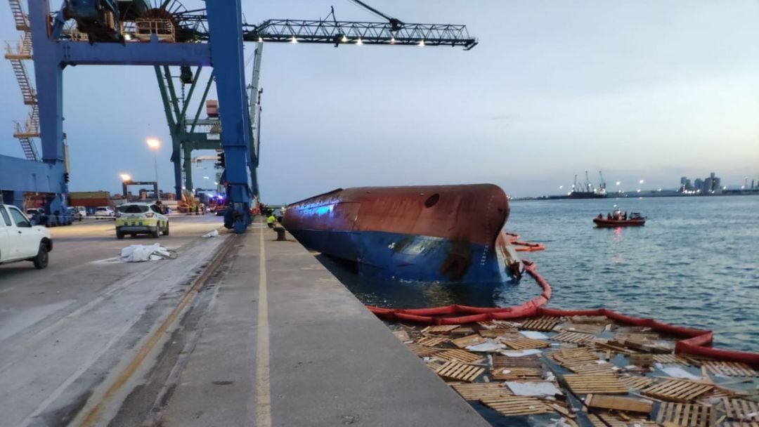 Imagen del buque el pasado viernes por la tarde, a las pocas horas del accidente
