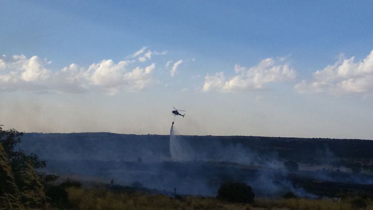Helicóptero actuando en el incendio