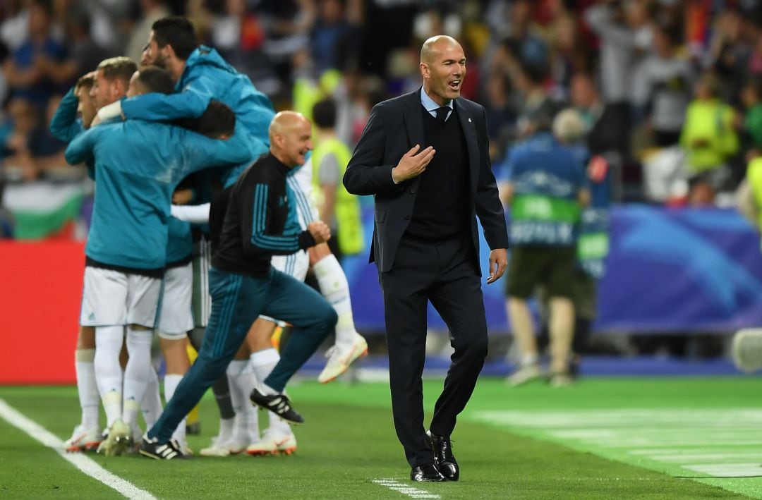 Zidane y los jugadores celebran un gol. 