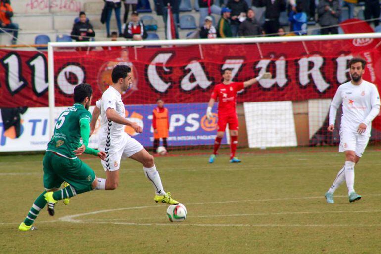 Viti conduce el balón en el último partido