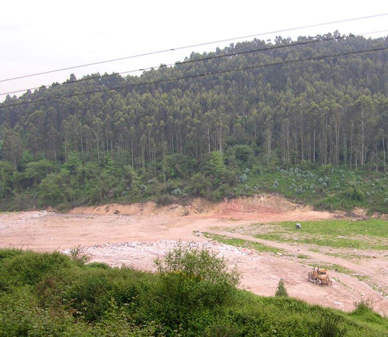 Maquinaria trabajando en terrenos de COGERSA en Serín