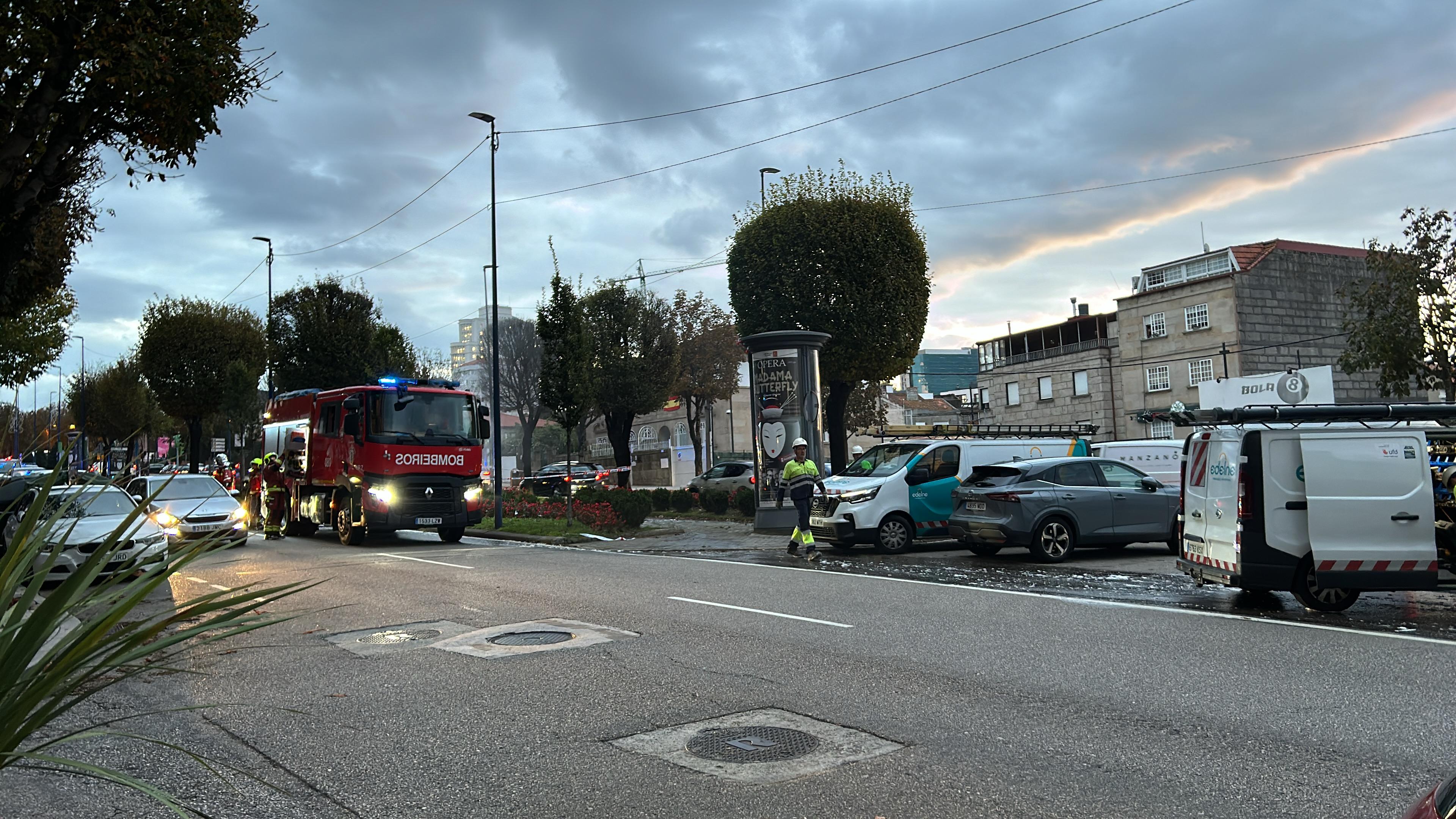 Bomberos en la Gran Vía de Vigo