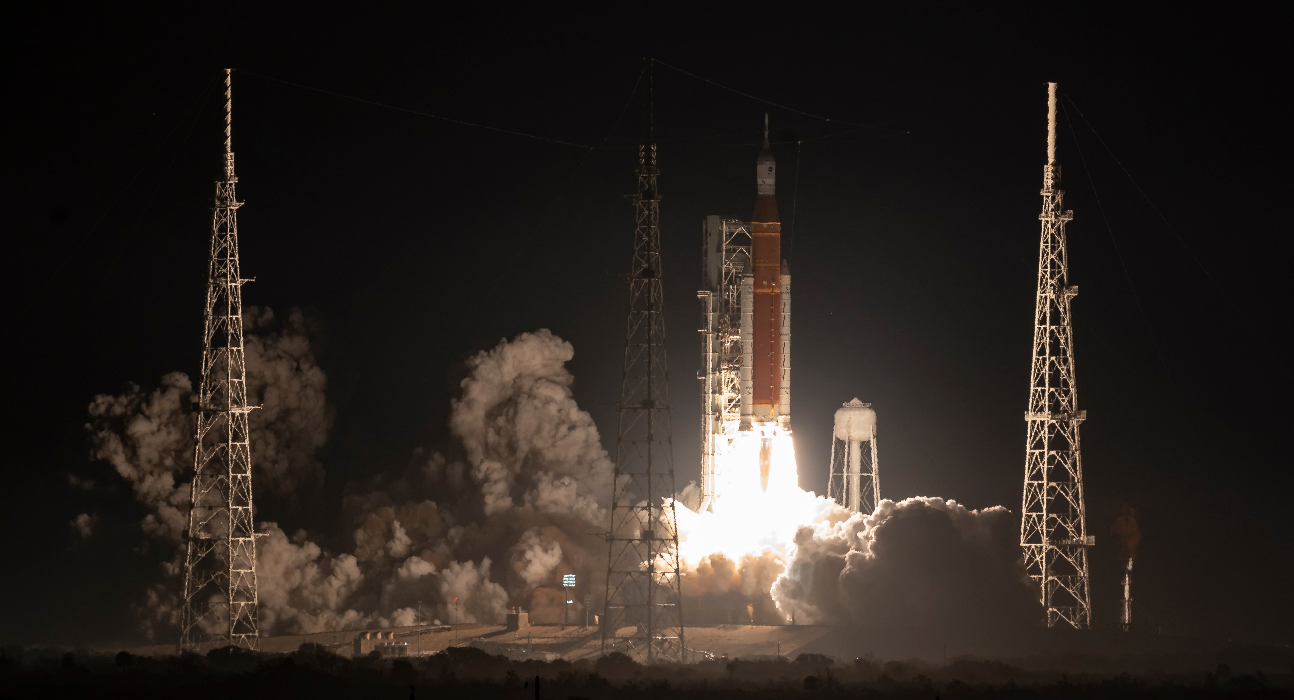 Cape Canaveral (United States), 16/11/2022.- A handout photo made available by NASA shows NASA&#039;s Space Launch System rocket carrying the Orion spacecraft launching on the Artemis I flight test, from Launch Complex 39B at NASA&#039;s Kennedy Space Center in Florida, USA, 16 November 2022. NASA&#039;s Artemis I mission is the first integrated flight test of the agency&#039;s deep space exploration systems: the Orion spacecraft, Space Launch System (SLS) rocket, and ground systems. (Estados Unidos) EFE/EPA/NASA / BILL INGALLS / HANDOUT MANDATORY CREDIT HANDOUT EDITORIAL USE ONLY/NO SALES
