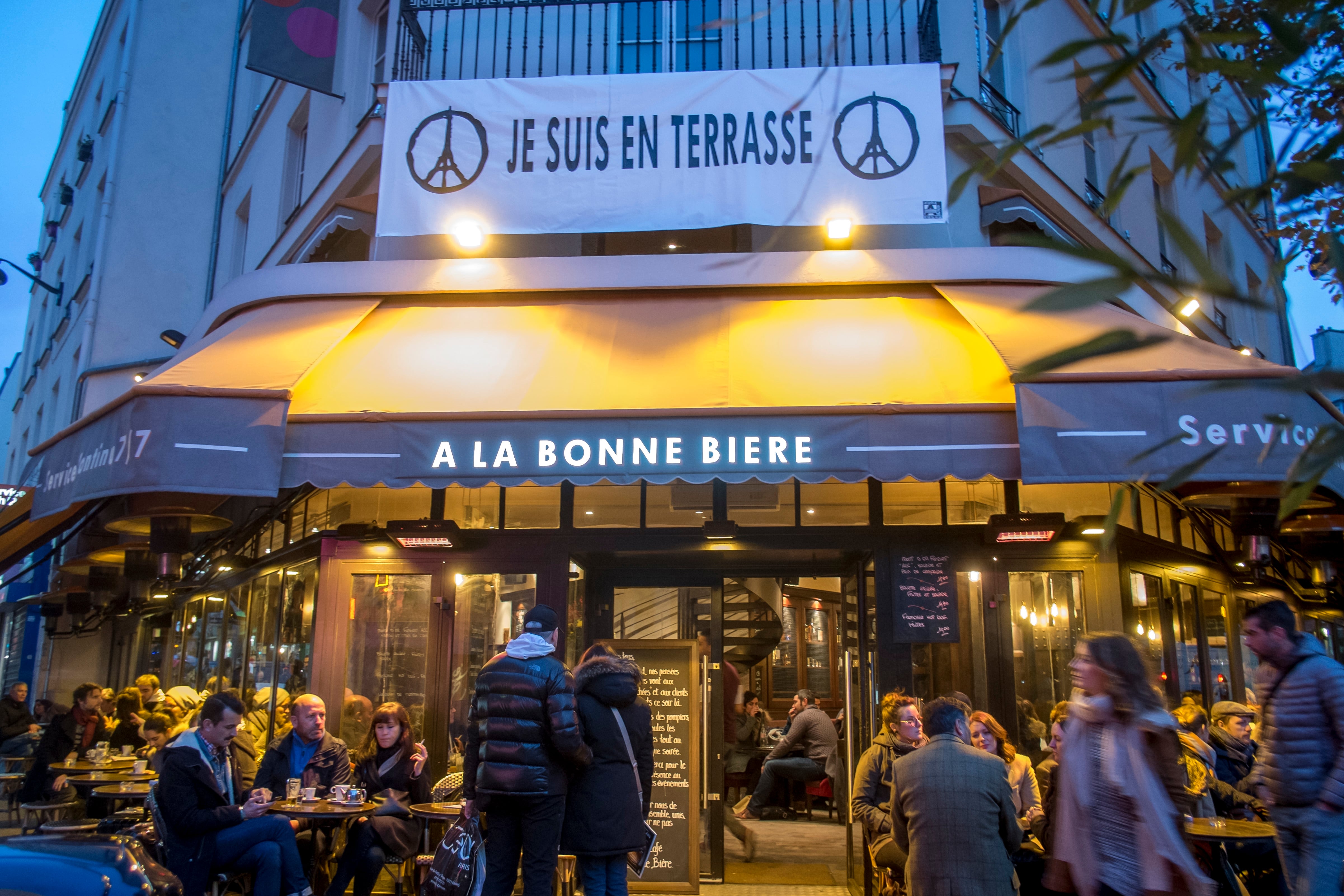 Homenajes en la reapertura del café À La Bonne Bière tras los ataques terroristas del 13 de noviembre de 2015 en Paris. (Photo by NurPhoto/NurPhoto via Getty Images)