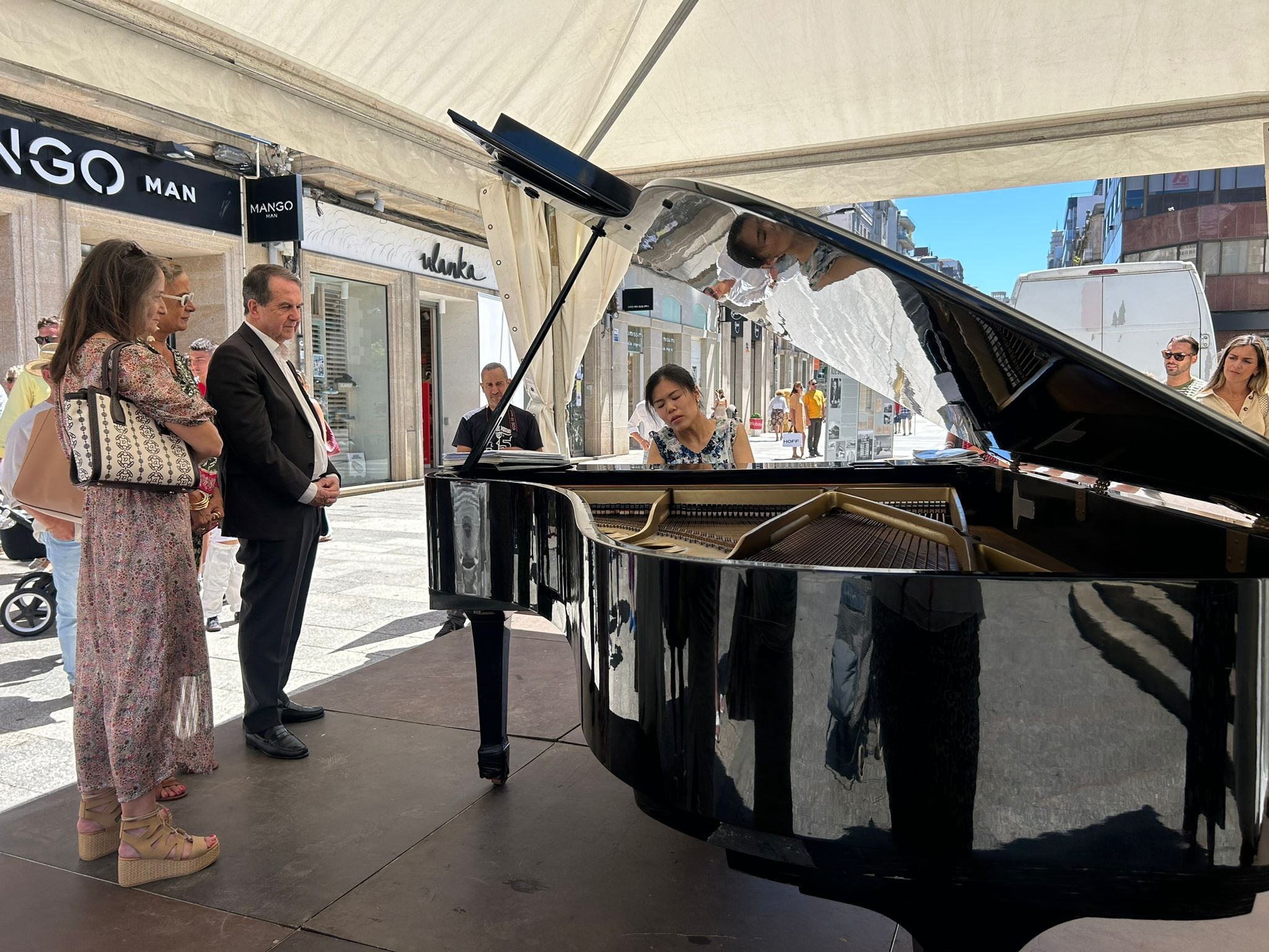 La pianista Miyu Shindo y el alcalde Abel Caballero