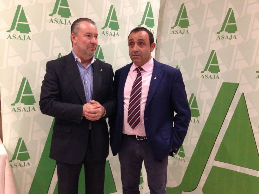 Donaciano Dujo (izq.) en un acto de ASAJA