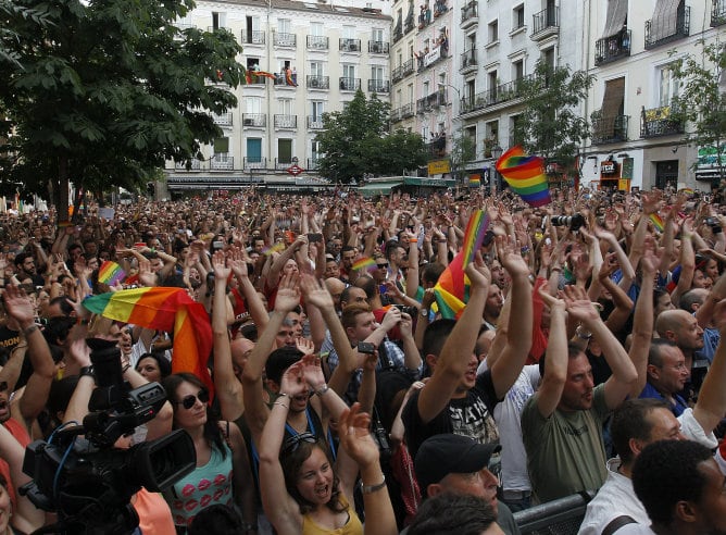 Aspecto que presentaba la plaza de Chueca durante la jornada inaugural de las fiestas de Madrid Orgullo 2013