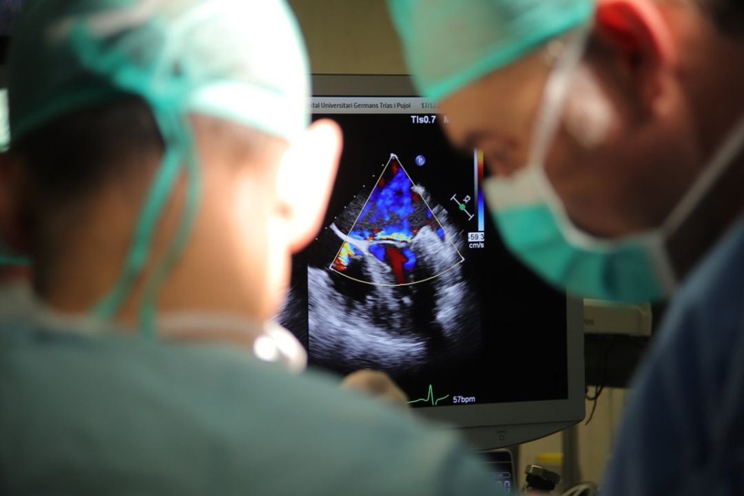 Un equipo de cirujanos realiza una operación de corazón. 