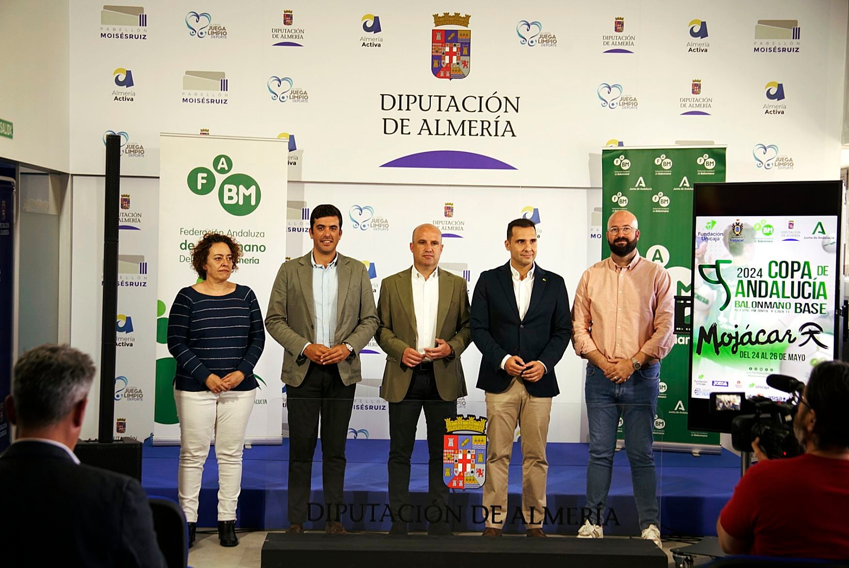 Los representantes de los pueblos, el diputado de deportes y el presidente de la federación de balonmano.