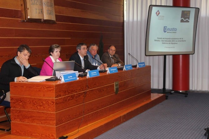 La presentación del estudio sobre el impacto económico de la Behobia-San Sebastián se ha celebrado en el campus de la Universidad de Deusto en Donostia.