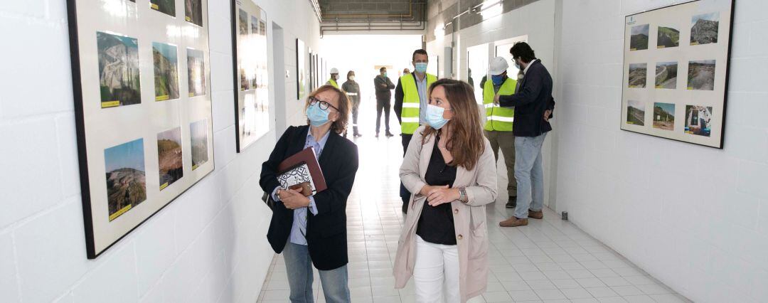 La alcaldesa Inés Rey y la concejala de Medio AMbiente, Esther Fontán, visitan el Centro de referencia de Bens