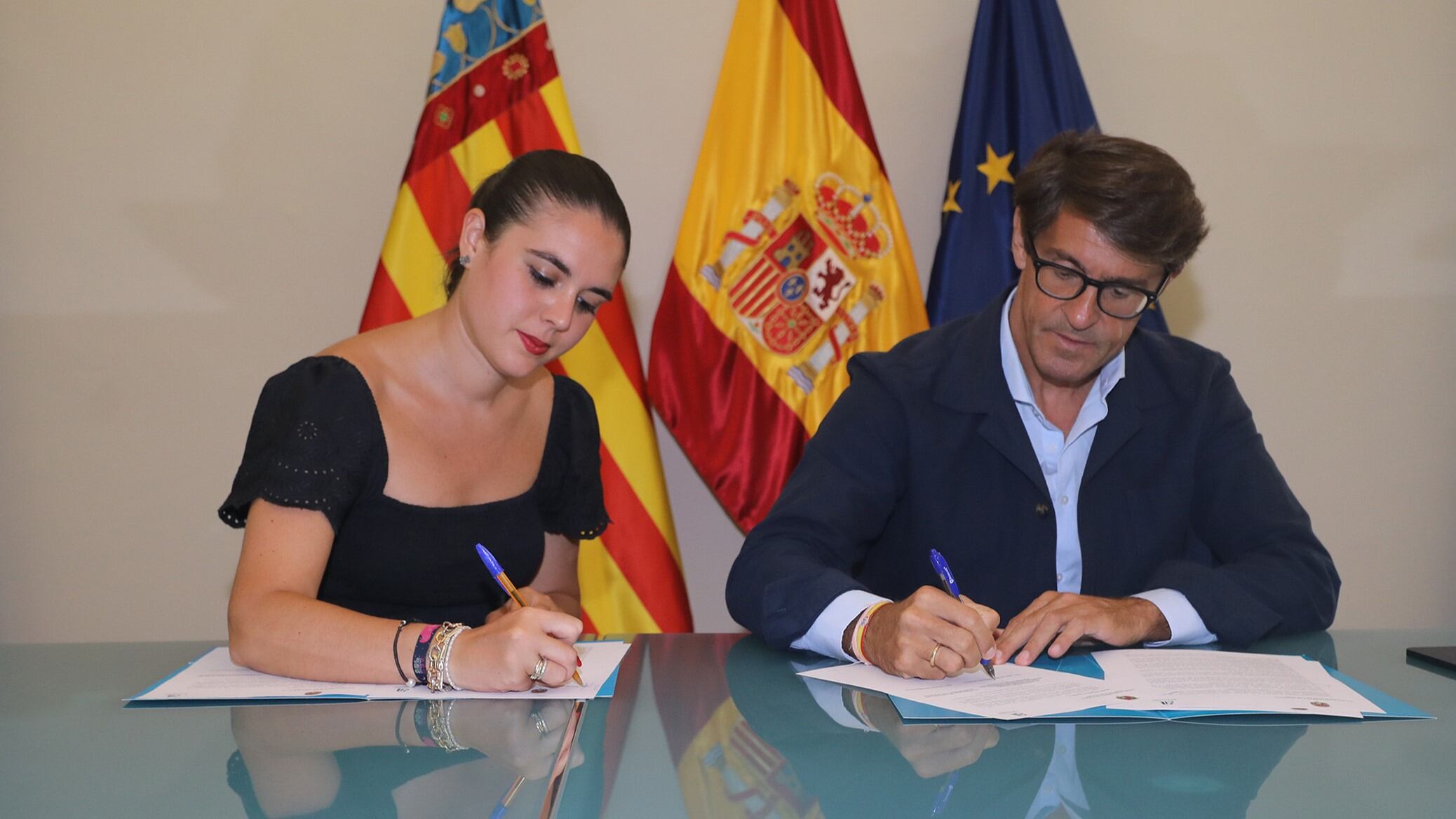 La concejala de cultura en el Ayuntamiento de Alicante Nayma Beldjilali y el diputado provincial de la materia, Juan de Dios Navarro, en la firma del nuevo convenio anual de colaboración cultural entre las instituciones