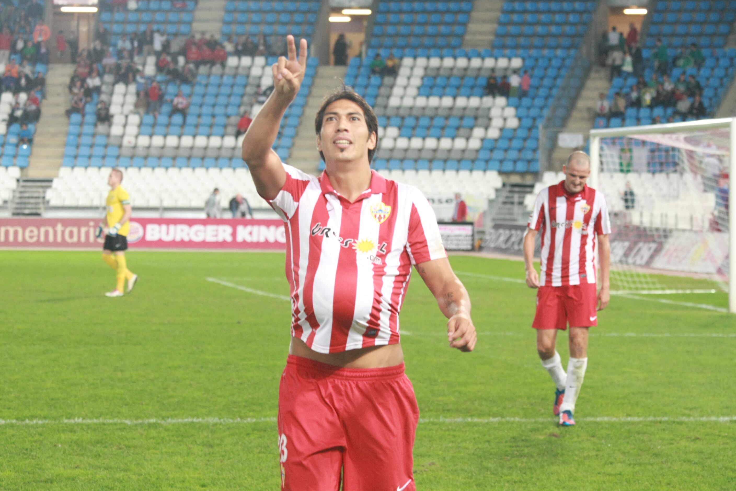 Leo Ulloa celebrando su último gol con el Almería. Fue el 14 de octubre de 2012 contra el Córdoba.