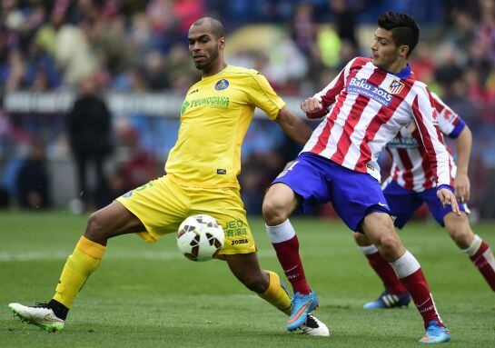 El mexicano, en una acción con el defensa del Getafe Naldo.