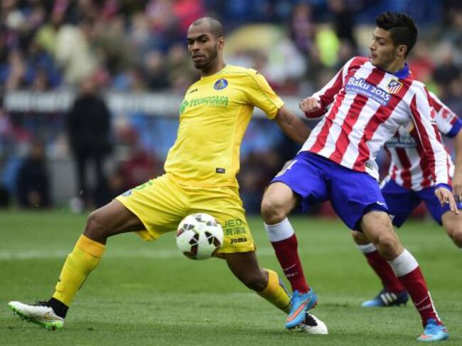 El mexicano, en una acción con el defensa del Getafe Naldo.