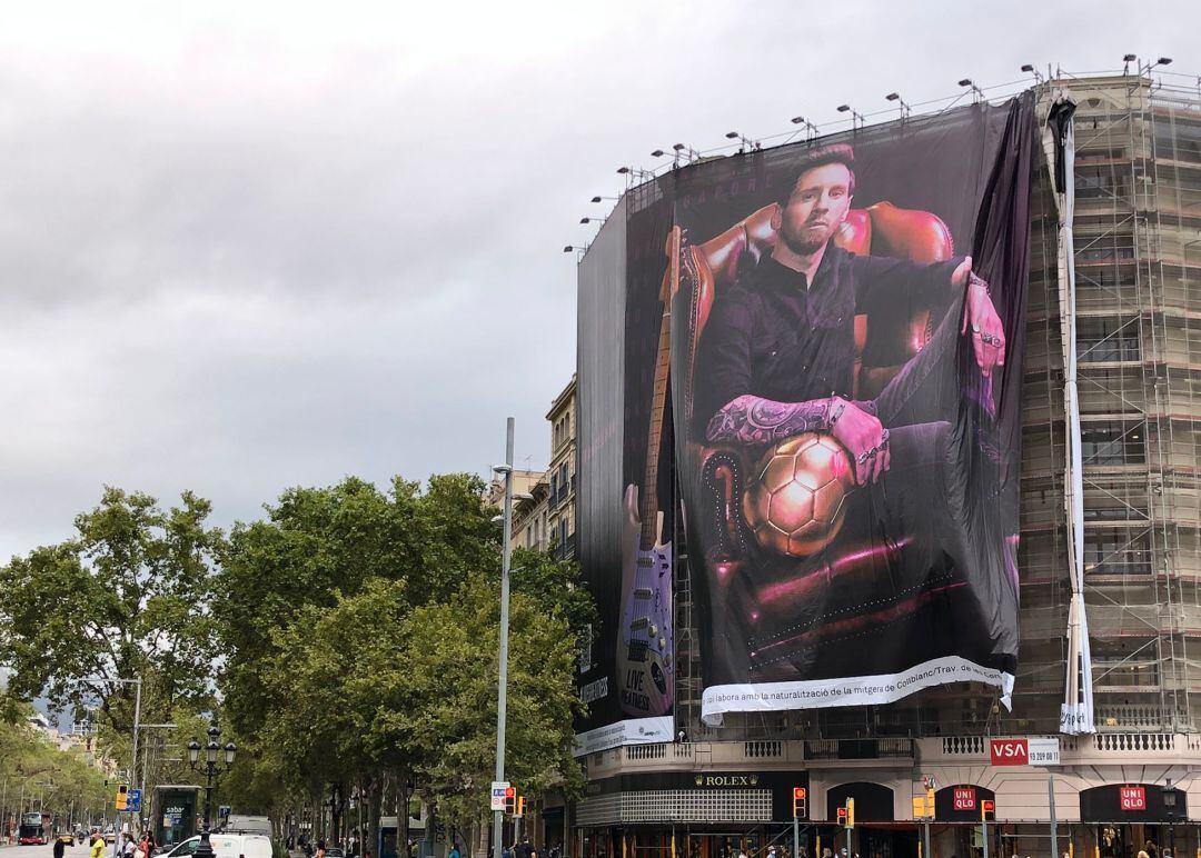 Barcelona ha amanecido con este mural de Messi