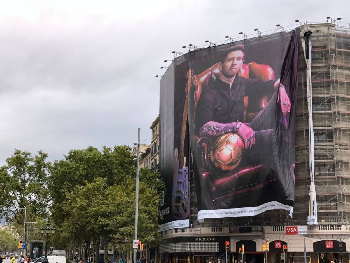 Barcelona amanece con una enorme lona con la imagen de Lionel Messi el día después de su debut con el PSG