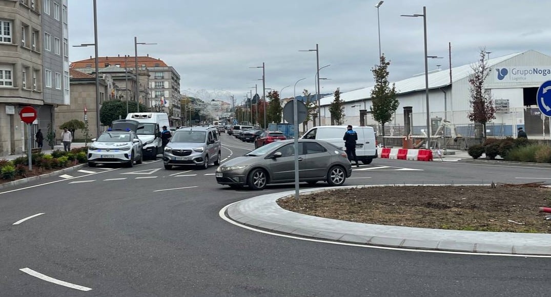 La Policía Local de Marín efectúa un control a furgonetas blancas en el acceso al municipio.
