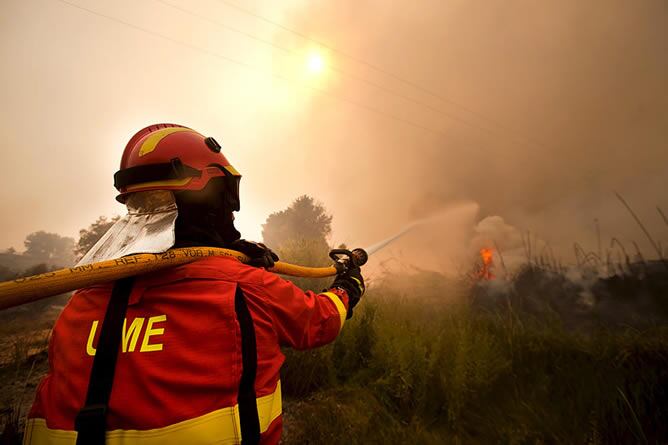 Imagen de archivo de un bombero de la UME