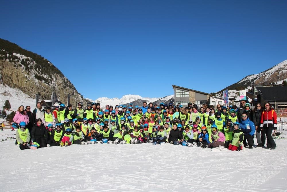 Alumnos  del centro educativo de Benabarre, del IES de Alcolea de Cinca, así como del colegio Santa Ana de Monzón en una foto de familia junto a profesores y el presidente de la DPH en Aramón Cerler