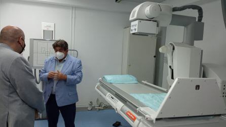 Francisco José García (izquierda) y Cesáreo Peco conversan ante uno de los nuevos equpos de radiología del Santa Bárbara