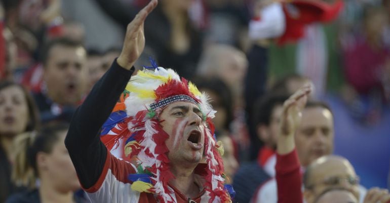 Un aficionado rojiblanco vestido de indio durante el encuentro de vuelta de semifinales de la Champions ante el Real Madrid