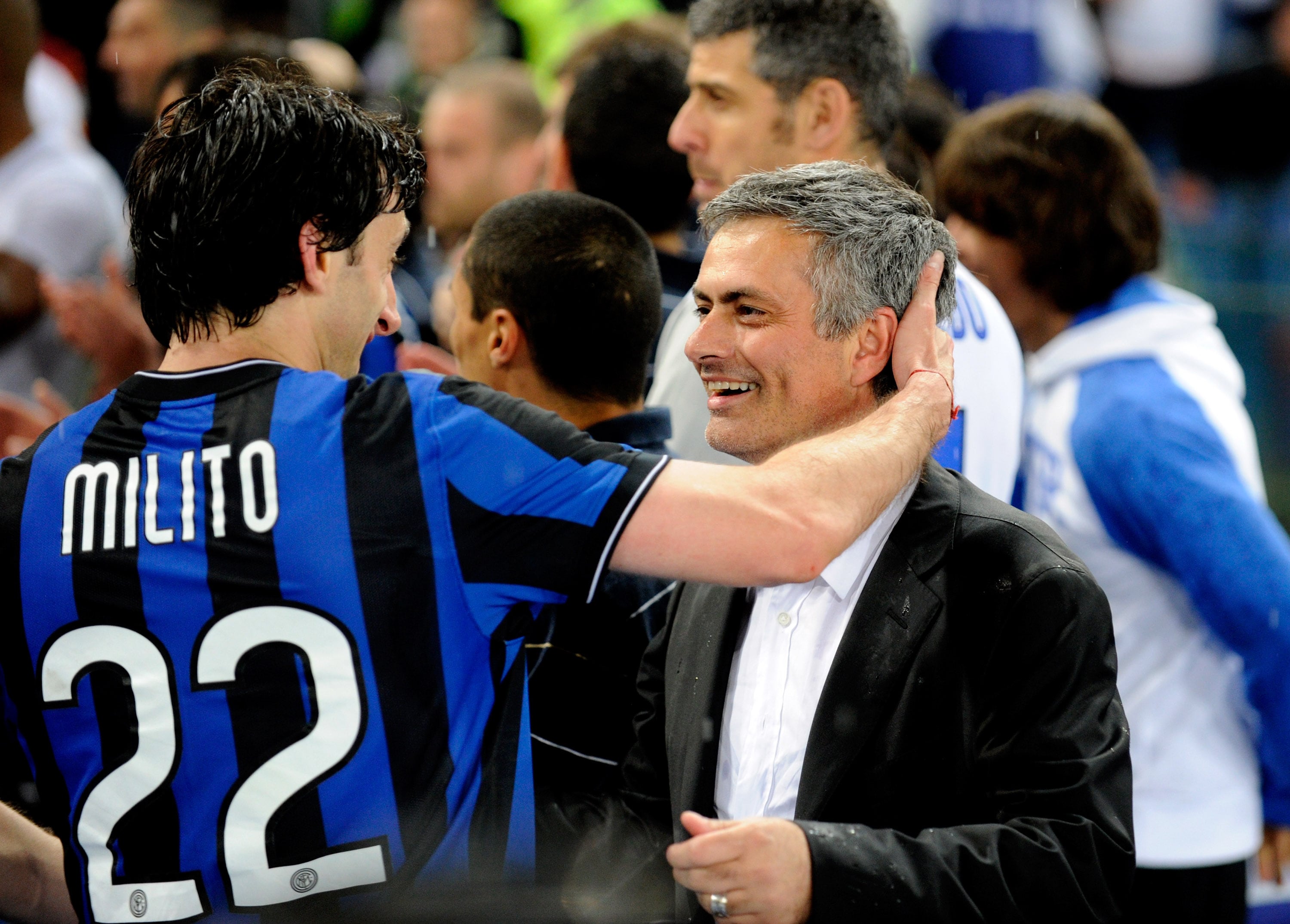 Diego Milito y José Mourinho celebrando la Champions de 2010