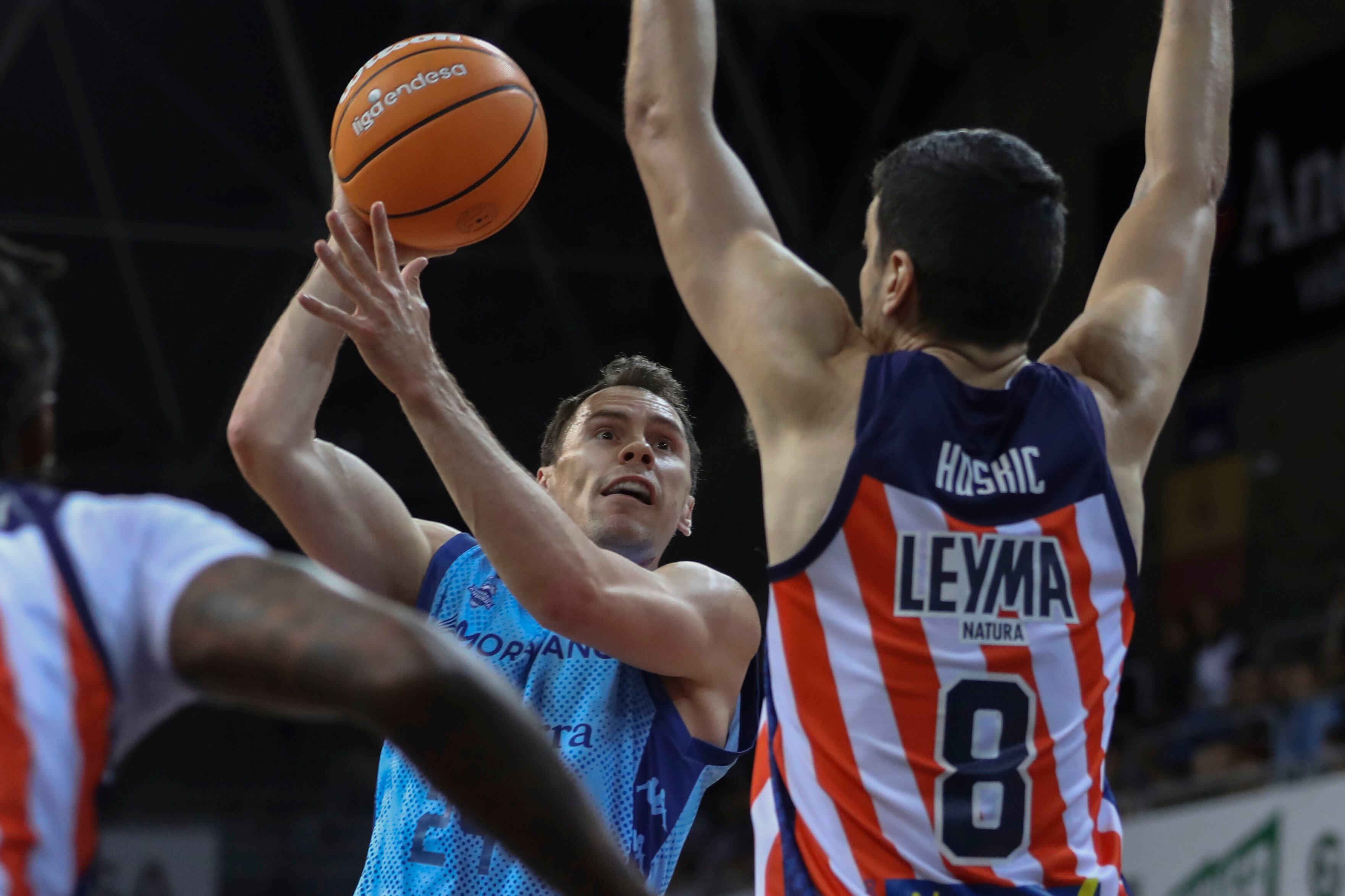 ANDORRA LA VELLA, 12/10/2024.-Kyle Kuric (i) escolta estadounidense del BC MoraBanc Andorra, entra a canasta ante Goran Huskic, pívot sueco del Leyma Coruña, este sábado durante el partido de la tercera jornada de la Liga Endesa en el Poliesportiu d&#039;Andorra.- EFE / Fernando Galindo
