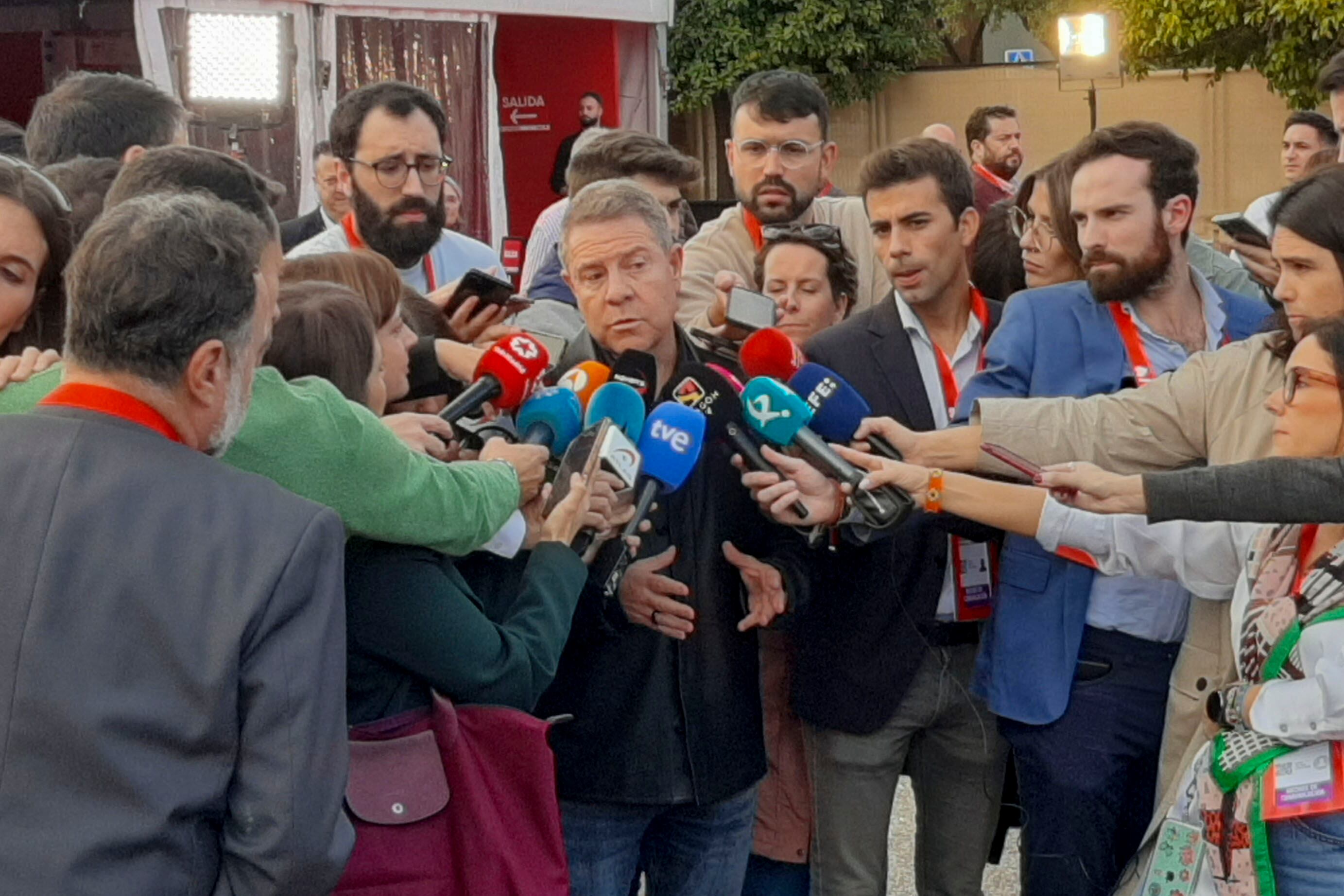 El presidente de Castilla-La Mancha, Emiliano García-Page, a su llegada al 41 Congreso Federal socialista en Sevilla