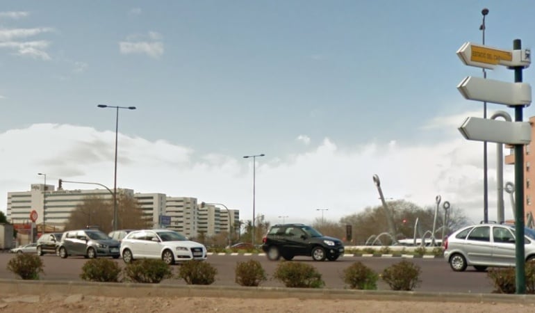 Vista del tráfico en la rotonda de los Anzuelos con el Hospital La Fe al fondo en el barrio de Malilla