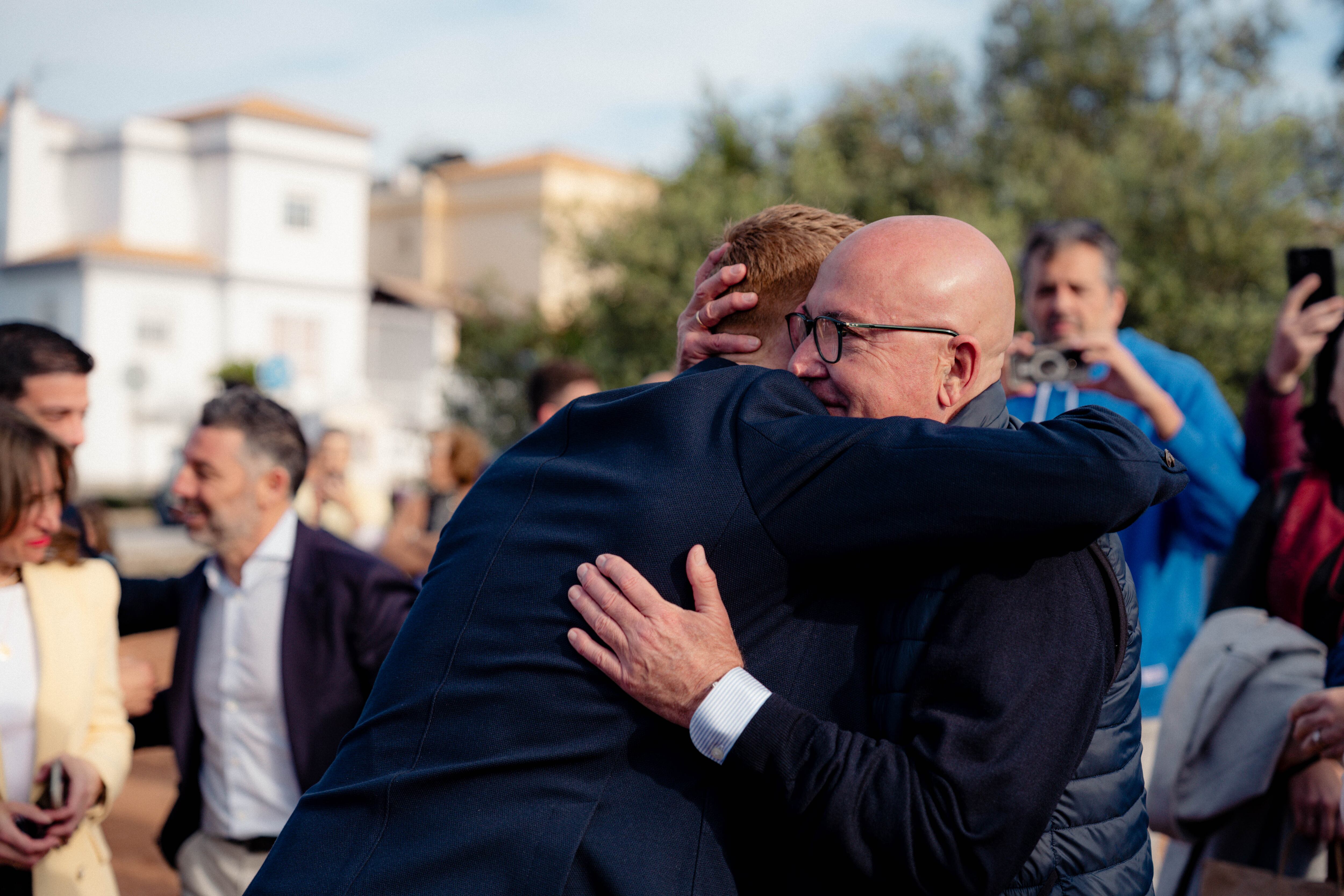Antonio López Nieto y Alberto Díaz se abrazan tras la puesta de la primera piedra del pabellón que llevará el nombre del jugador en Alhaurín de la Torre