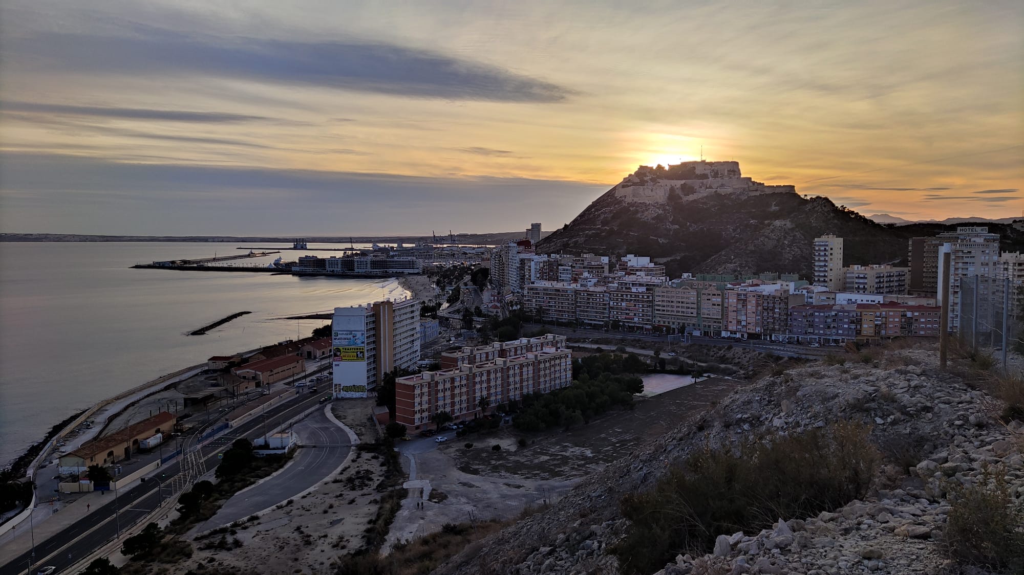 Imagen del barrio de La Sangueta con el castillo de Santa Bárbara al fondo