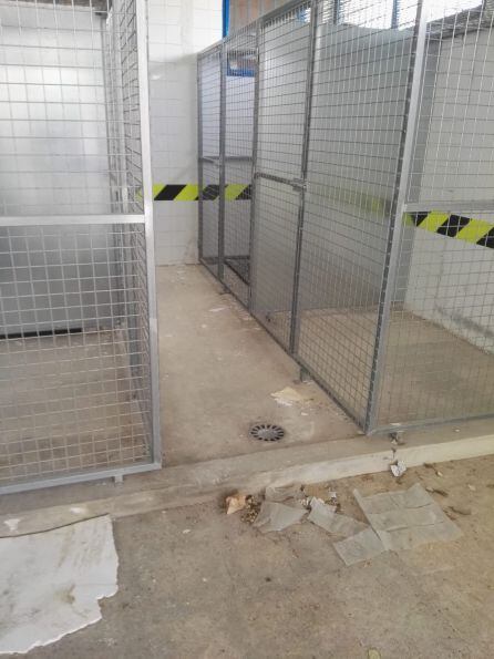 Jaulas en la sede de la Policía Local de Elda