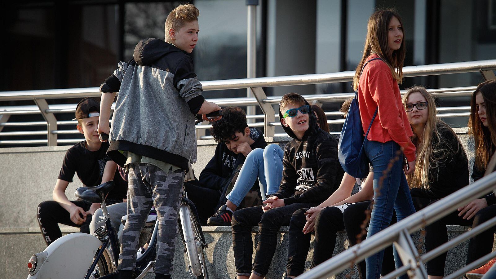 Un grupo de jóvenes en la calle