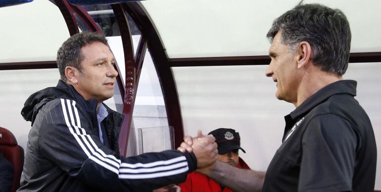 Eusebio y Mendilibar se saludan antes del derbi de Ipurua