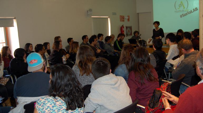 La concejala de Juventud, Inés Andrés, durante su exposición en 'Soria En Construcción’.
