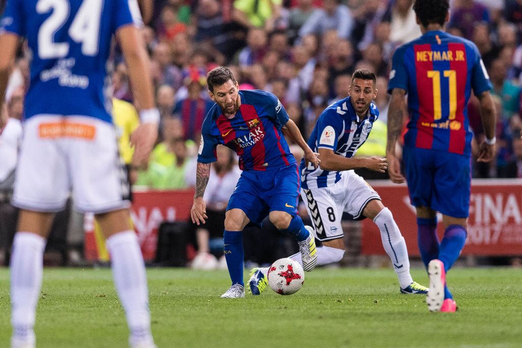 Un instante de la final de Copa que disputaron el Deportivo Alavés y el FC Barcelona en 2017.