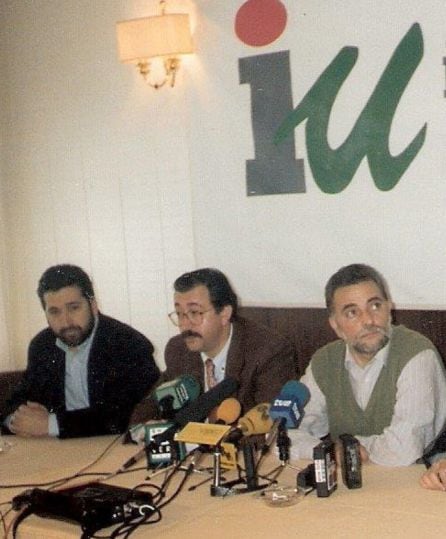 Rueda de prensa previa a un acto de pre-campaña de las elecciones generales de 1993 en el Hotel Torremangana de Cuenca. Ella figuran Julio Anguita (derecha), el coordinador regional de IU Juan José González (centro), y el candidato por Cuenca Miguel Cañas (izquierda).