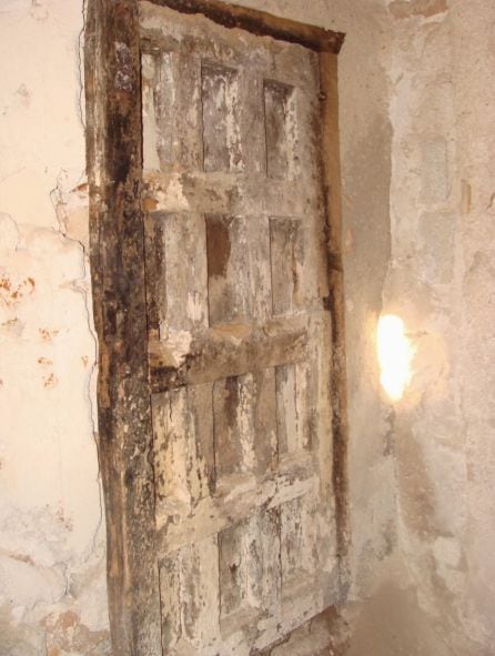 Puerta hacia el interior de la cueva.