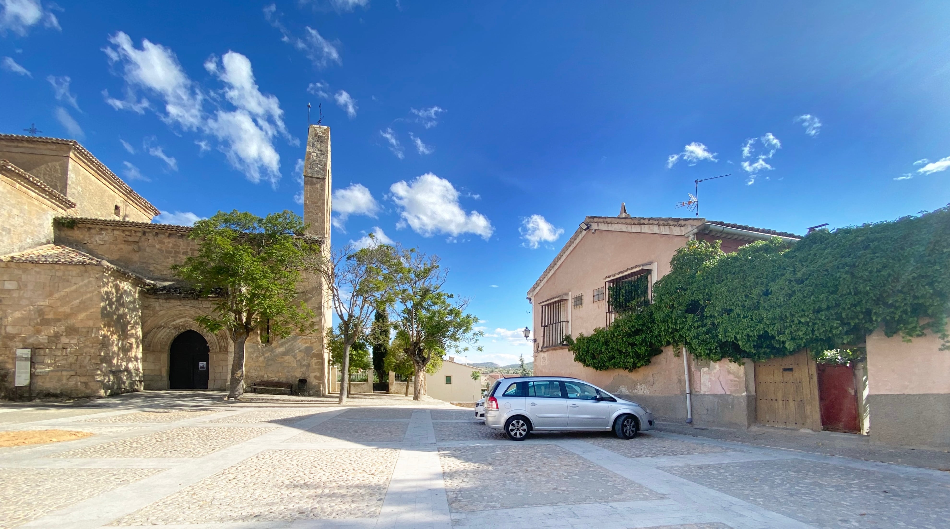 Plaza Mayor de Albalate de las Nogueras (Cuenca).